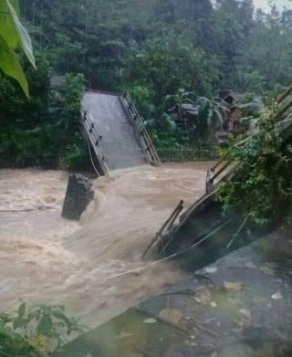 Hujan Deras Akibatkan Jembatan Ambruk dan Lumpuhkan Akses Jalan Cikatomas Tasikmalaya